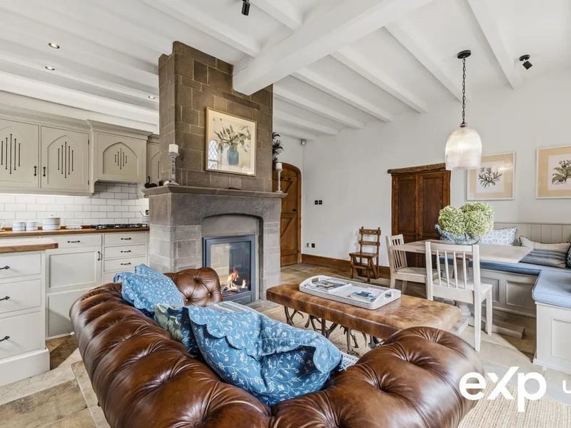 This traditional country-style kitchen/diner is full of warmth and character