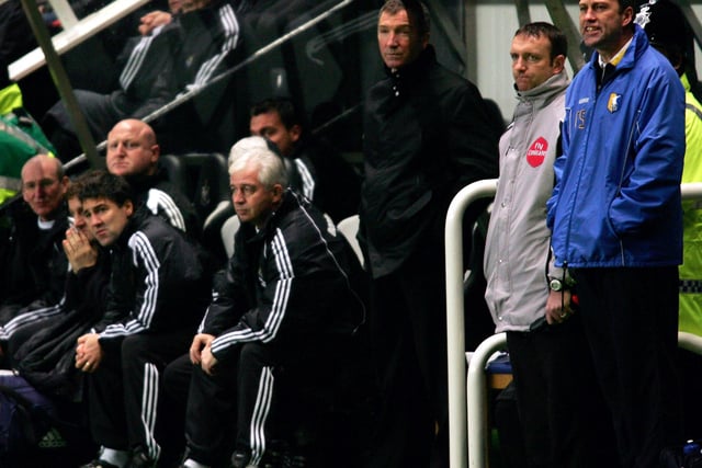 Newcastle manager Graham Souness (C) looks on from the bench with Peter Shirtliff (R) the Mansfield manager.