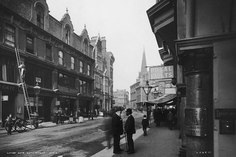 Lister Gate in Nottingham, with the Royal Vaults on the right, circa 1910.