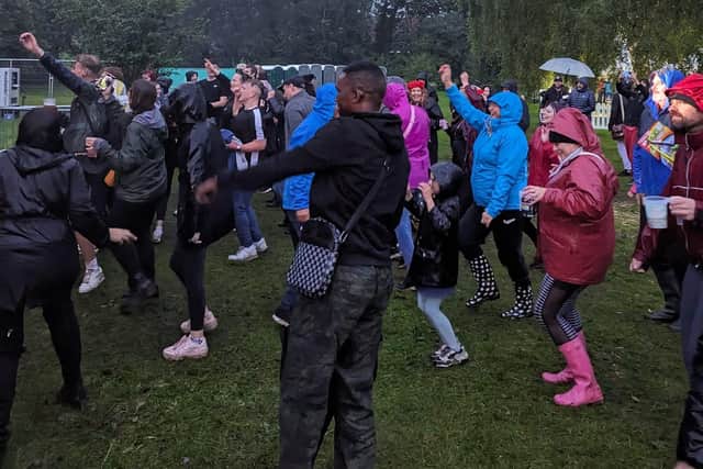 Rain didn'tstop play for hundreds of residents. (Photo by: Ashfield Independents)