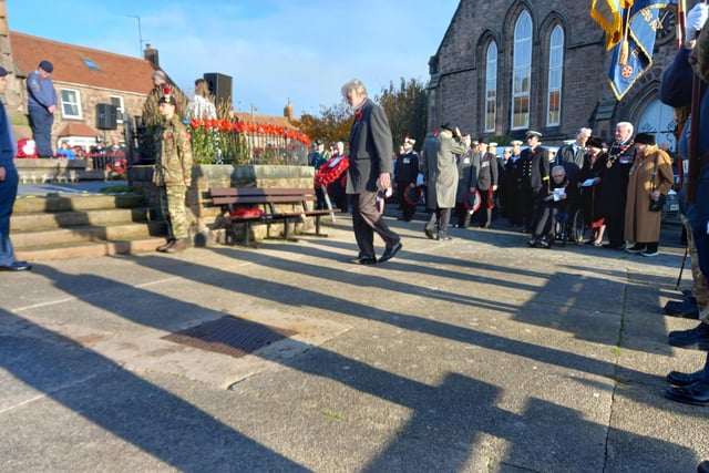Cllr Mike Greener lays a wreath on behalf of Berwick Town Council.