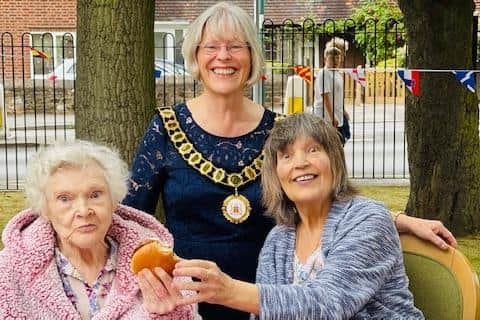 Coun Wendy Smith, Mayor of Nottingham, joins two residents for a burger