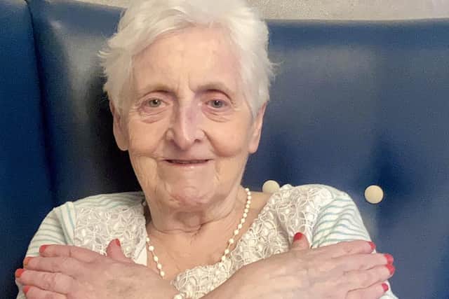 Resident Mary Cox learning how to sign I love you