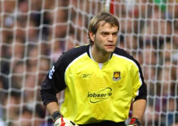 Goalkeeper Roy Carroll has signed a one-year contract.