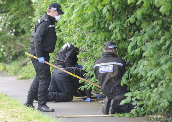 Pictured - Police searching the area off Westfield Lane, Mansfield, Notts., where a body was discovered yesterday evening (Tues) believed to be the body of the missing school girl Amber Peat. 


Thomas Temple/rossparry.co.uk