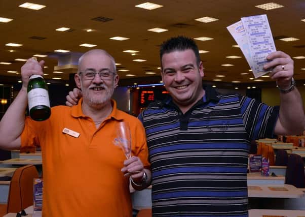 Lee Darrington won a Â£25,000 jackpot at Apollo Bingo Hall, Mansfield. Lee is pictured with main stage caller Phil